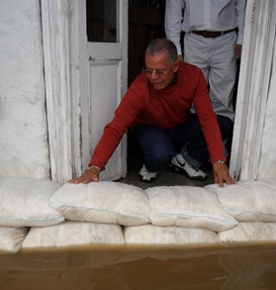 FloodSax alternative sandbags keeping floodwater out of a home